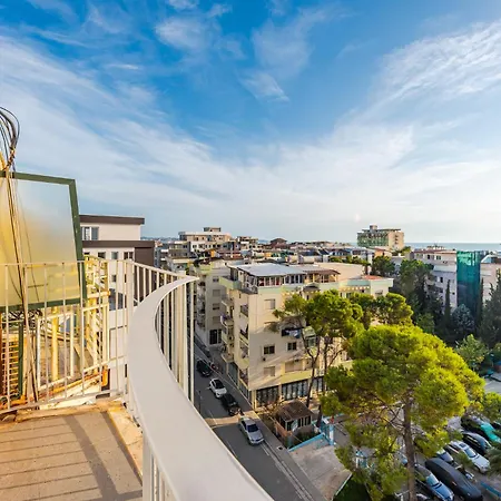 8th Floor Apartments, Lejlighed