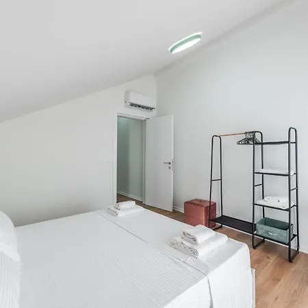 8th Floor Apartments, Lejlighed *