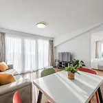 8th Floor Apartments, 公寓