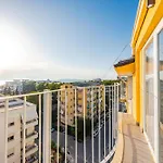 8th Floor Apartments, 格勒姆
