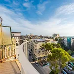8th Floor Apartments, 公寓