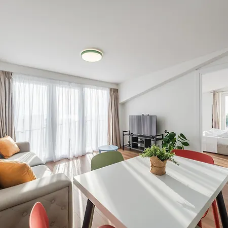 8th Floor Apartments, Apartament