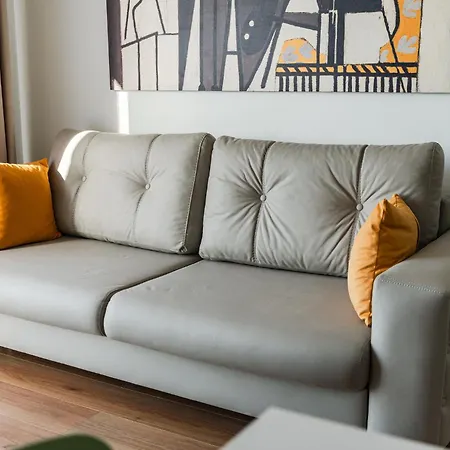 8th Floor Apartments, Апартаменты Голем