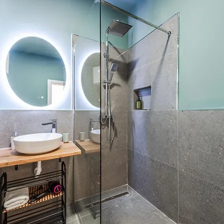 8th Floor Apartments, Апартаменты Голем