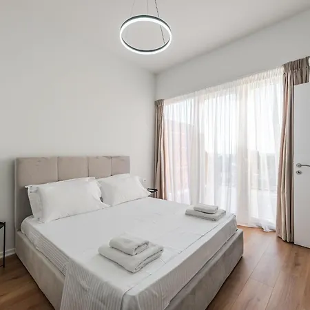 8th Floor Apartments, Апартаменты